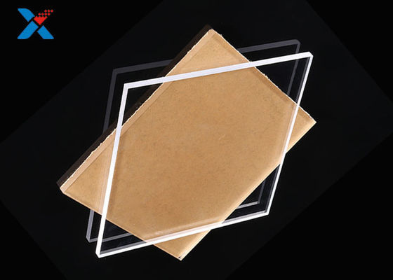 Folhas acrílicas claras do plexiglás