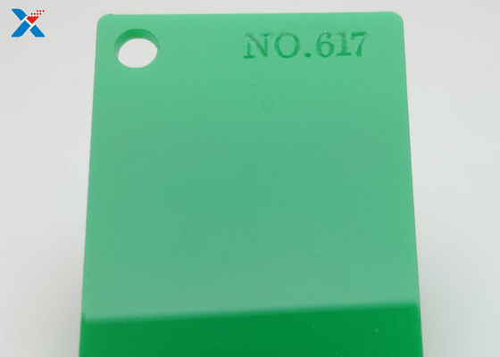 O verde expulsou corte personalizado colorido da folha placa acrílica